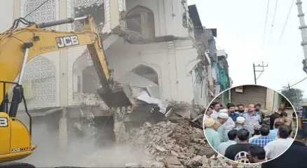 ভারতের মধ্যপ্রদেশের উজ্জয়নে সড়ক প্রশস্তকরণ প্রকল্পের আওতায় ভাঙা হচ্ছে মদিনা মসজিদের একটি অংশ। ছবি: সংগৃহীত
