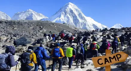 এভারেস্টের খুম্বু হিমবাহে পর্বতারোহীদের কর্মকাণ্ডের কারণে বরফ গলার পরিমাণ নিয়ে নতুন গবেষণায় চমকপ্রদ তথ্য। ছবি: সংগৃহীত
