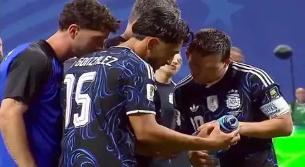ম্যাচ শেষে জর্ডান পিকফোর্ডের পানির বোতলে লাগানো নোট দেখছেন লিওনেল মেসিসহ আর্জেন্টিনার কয়েকজন খেলোয়াড়। ছবি: সংগৃহীত