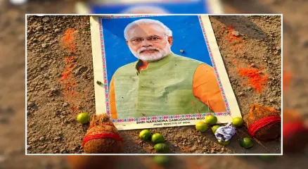 উত্তরপ্রদেশের শ্মশানঘাটে প্রধানমন্ত্রী নরেন্দ্র মোদির ছবি ঘিরে কথিত কালোজাদুর আয়োজনের অভিযোগে চারজনকে হেফাজতে নিয়েছে পুলিশ। ছবি: সংগৃহীত