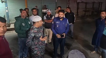 শরীয়তপুরের নড়িয়ায় শহীদ জিয়া স্মৃতি সংসদ কার্যালয়ের সামনে ককটেল বিস্ফোরণের খবরে ঘটনাস্থল পরিদর্শন করে পুলিশ। রোববার রাতে উপজেলার চাকধ বাজারে। ছবি: সংগৃহীত