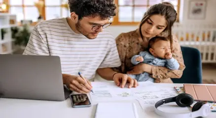 একটি পরিবারকে একসঙ্গে তাদের আর্থিক বিষয় নিয়ে কাজ করতে দেখা যাচ্ছে। ছবি:সংগৃহীত