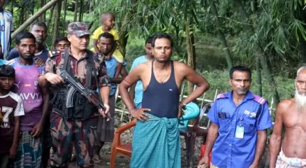 ভারতীয়কে ধরে নিয়ো আসলো বাংলাদেশীরা। ছবি:সংগৃহীত