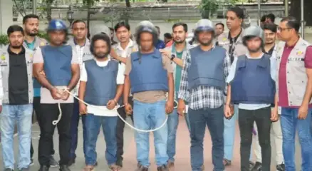 ঢাকার উত্তরার একটি ফিলিং স্টেশন থেকে ১.২১৫ কোটি টাকার চাঞ্চল্যকর ডাকাতির ঘটনায় জড়িত পাঁচ সন্দেহভাজনকে পুলিশের গোয়েন্দা শাখা (ডিবি) গ্রেপ্তার করেছে। ছবি:সংগৃহীত