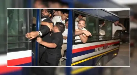 দিল্লিতে পুলিশের বাসে করে হেফাজতে নেওয়ার সময় হাত নেড়ে হাসছেন কংগ্রেস নেতা রাহুল গান্ধী। ছবি: সংগৃহীত