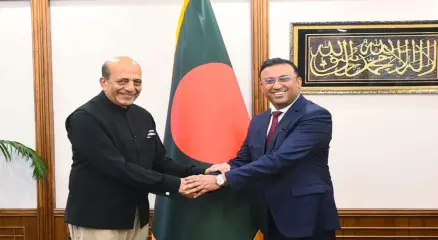 ভারতের হাইকমিশনার দিনেশ ত্রিবেদী ও বাংলাদেশের পররাষ্ট্রবিষয়ক উপদেষ্টা হুমায়ুন কবির। ছবি:সংগৃহীত