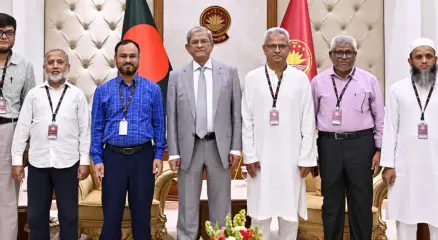 রাষ্ট্রপতির সাথে সাক্ষাৎ করার ছবি:সংগৃহীত।