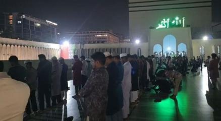 প্রথম তারাবিতে বায়তুল মোকাররমে মুসল্লিদের উপচে পড়া ভিড়