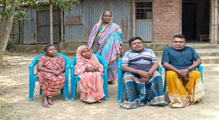 রাস্তা না থাকায় বাড়ি থেকে বের হওয়াই কঠিন চার ভাই-বোনের