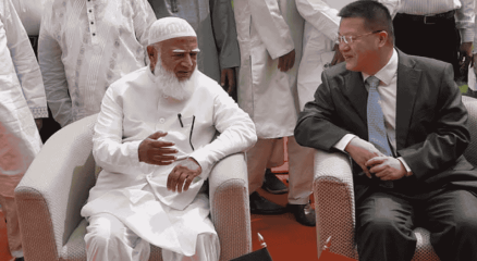 রাজধানীতে এক অনুষ্ঠানে জামায়াতের আমির ও বিরোধীদলীয় নেতা শফিকুর রহমানের সঙ্গে কথা বলছেন বাংলাদেশে নিযুক্ত চীনের রাষ্ট্রদূত ইয়াও ওয়েন। ছবি: জামায়াতের সৌজন্যে