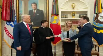 যুক্তরাষ্ট্রের অ্যাটর্নি জেনারেল হিসেবে শপথ নেওয়ার পর টড ব্লঁশ; ১০ আগস্ট ২০২৬, ওয়াশিংটন।