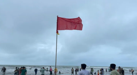 ঝুঁকিপূর্ণ কক্সবাজার সমুদ্র সৈকতের লাল পতাকা টাঙ্গানো হয়ছে ছবি : সংগৃহীত