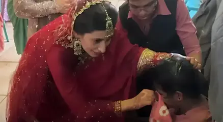 ভারতে বিয়ের আসর ছেড়ে অসুস্থ কর্মীর চিকিৎসা দিলেন চিকিৎসক কনে
