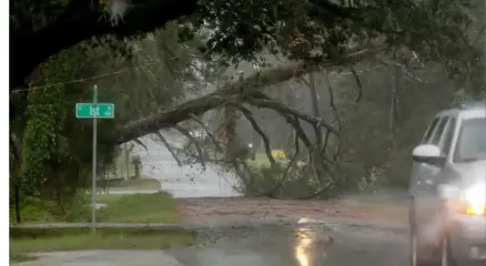 ইসাইয়াস স্থানীয় সময় শুক্রবার রাতে ফ্লোরিডার ডেস্টিনের কাছে উপকূলে আঘাত হানে