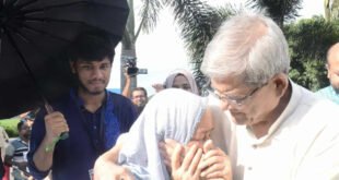 গুম হওয়া একজনের বৃদ্ধা স্বজনকে সান্ত্বনা দিচ্ছেন মির্জা ফখরুল ইসলাম আলমগীর