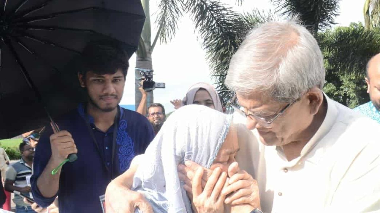 গুম হওয়া একজনের বৃদ্ধা স্বজনকে সান্ত্বনা দিচ্ছেন মির্জা ফখরুল ইসলাম আলমগীর