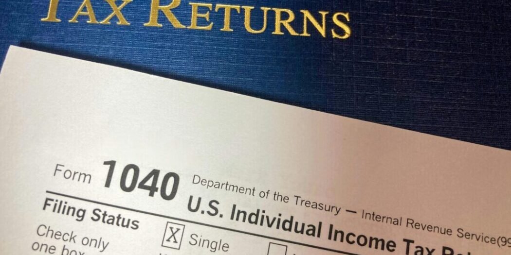 আমেরিকায় বাংলাদেশীদের জন্য গোল্ডেন রুল: ট্যাক্স না দিলে গ্রিন কার্ড বাতিলের ঝুঁকি!