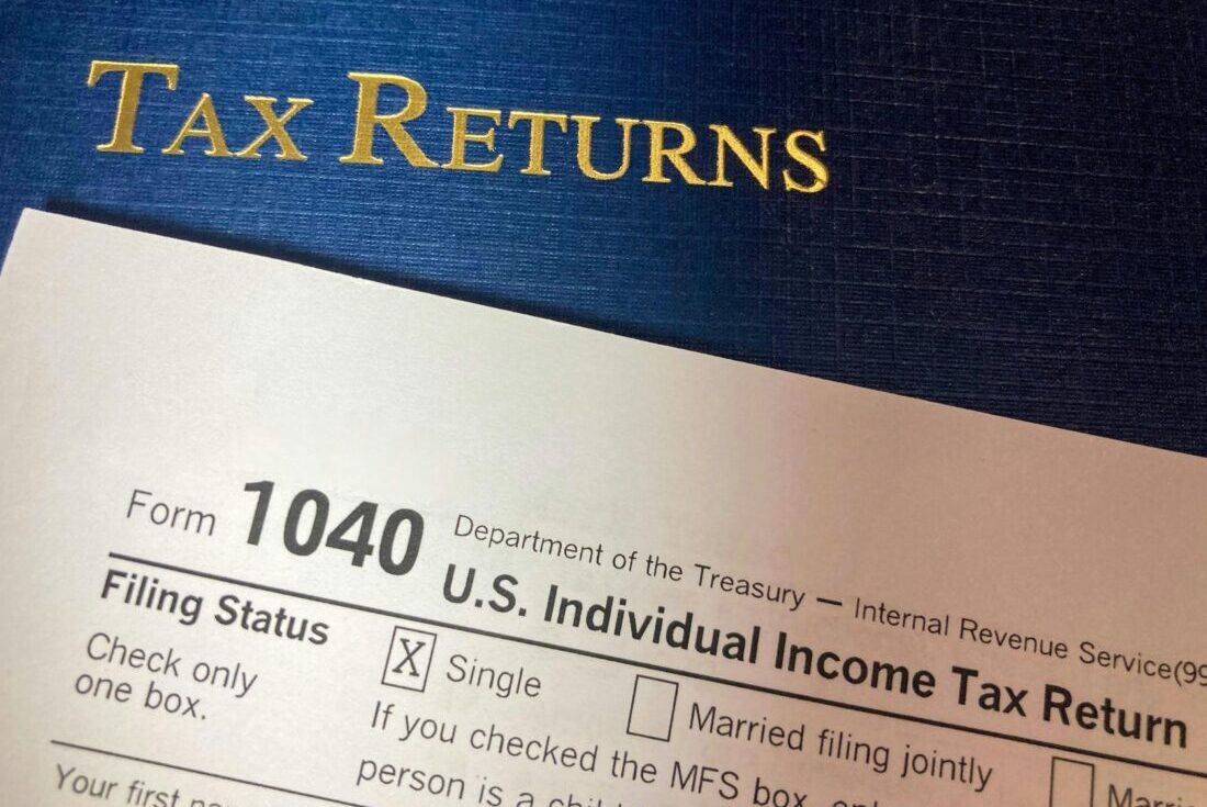 আমেরিকায় বাংলাদেশীদের জন্য গোল্ডেন রুল: ট্যাক্স না দিলে গ্রিন কার্ড বাতিলের ঝুঁকি!