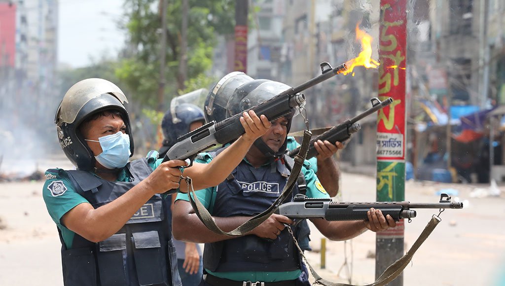 মানুষ ও পুলিশের ওপর ককটেল নিক্ষেপ করলে গুলির নির্দেশ