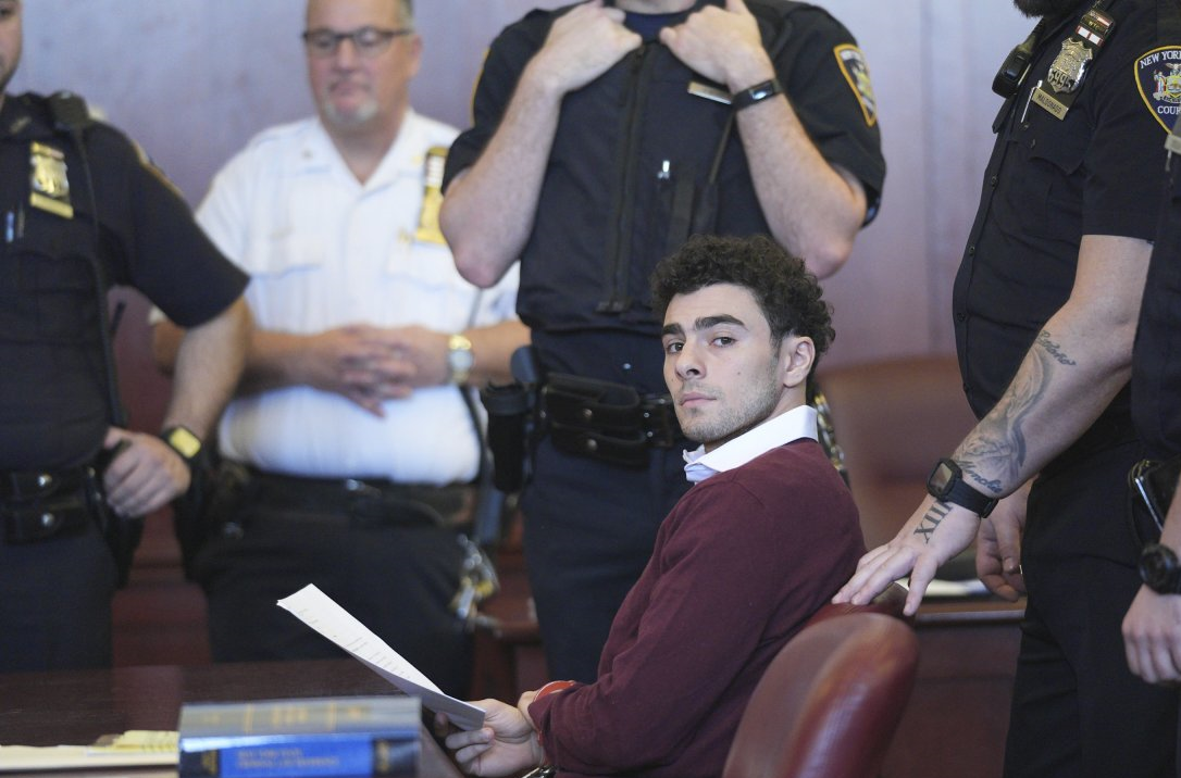 অসুস্থতার কারণে লুইজি ম্যানিওনের হত্যা মামলার প্রাক-বিচার শুনানি স্থগিত